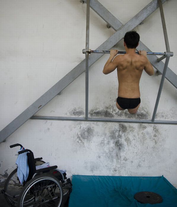 Strong Man Dai Guohong (19 pics)