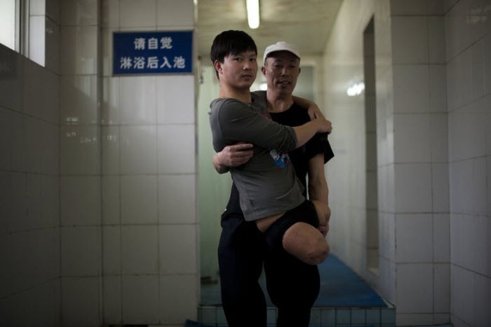 Strong Man Dai Guohong (19 pics)