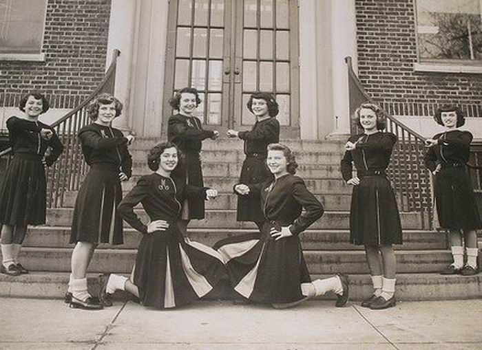 Cheerleaders Then and Now (29 pics)