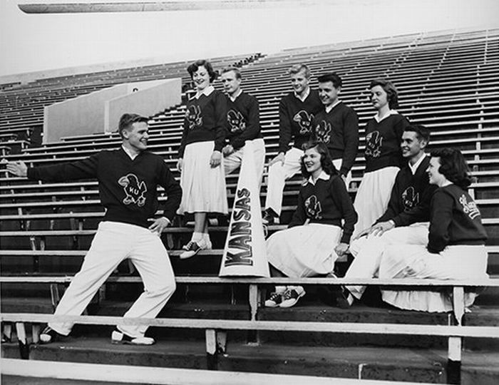Cheerleaders Then and Now (29 pics)