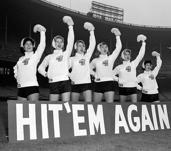 Cheerleaders Then and Now (29 pics)
