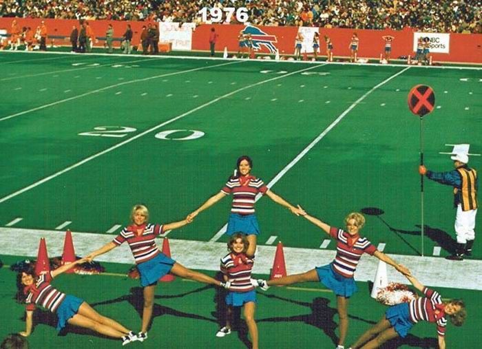 Cheerleaders Then and Now (29 pics)
