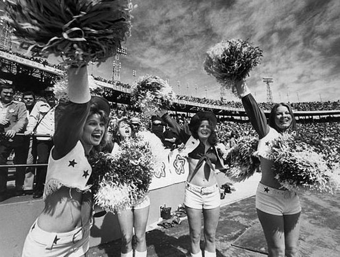 Cheerleaders Then and Now (29 pics)