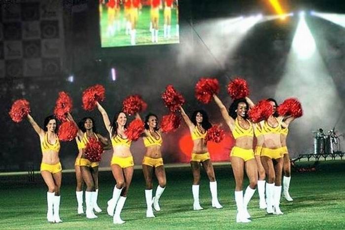 Cheerleaders Then and Now (29 pics)