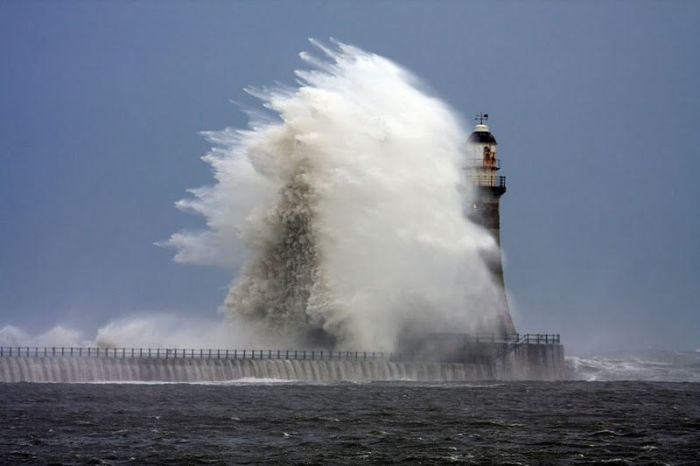 Lighthouses and Waves (43 pics)