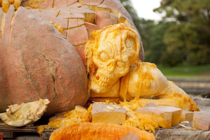 World’s Largest Pumpkin Carving (8 pics)