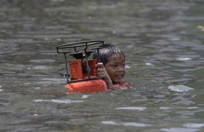 Monsters on the Run after Severe Flooding in Thailand  (24 pics)