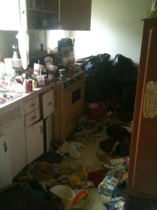 House Full of Garbage (10 pics)