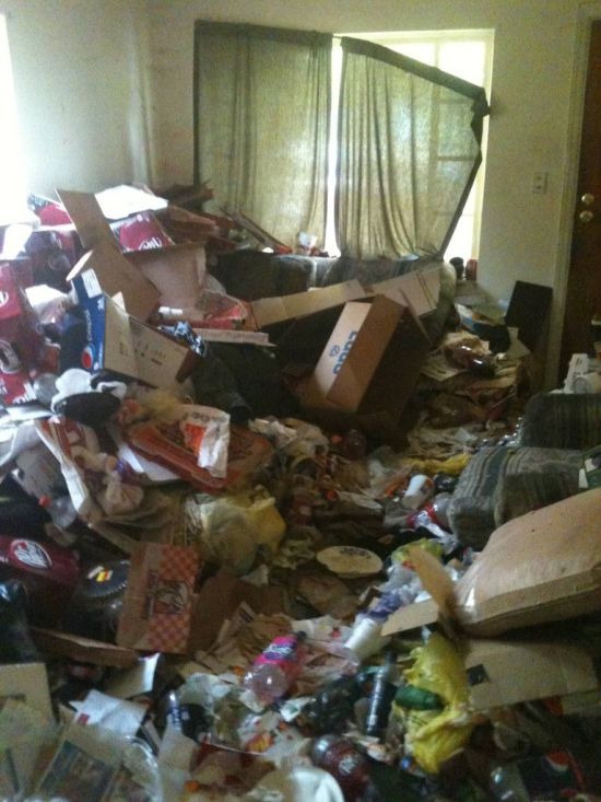 House Full of Garbage (10 pics)