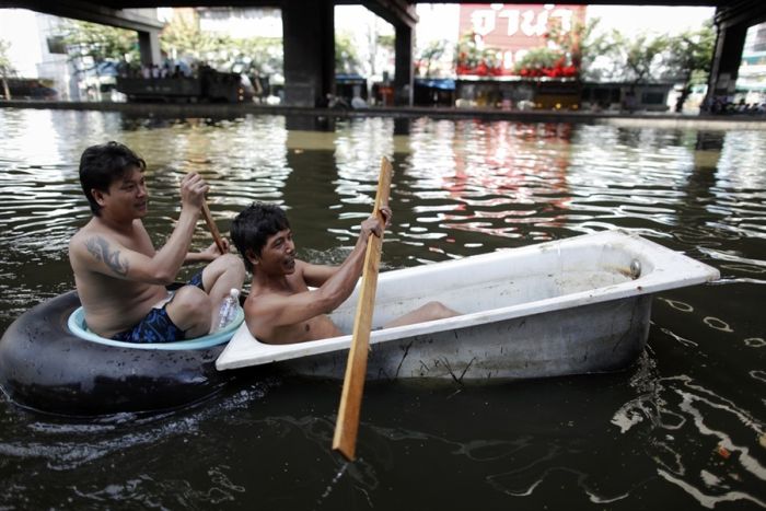 Means of Transportation in Flooded Thailand (19 pics)