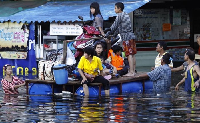 Means of Transportation in Flooded Thailand (19 pics)