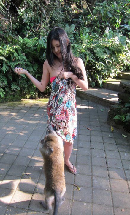 Monkeys Like the Girl (5 pics)