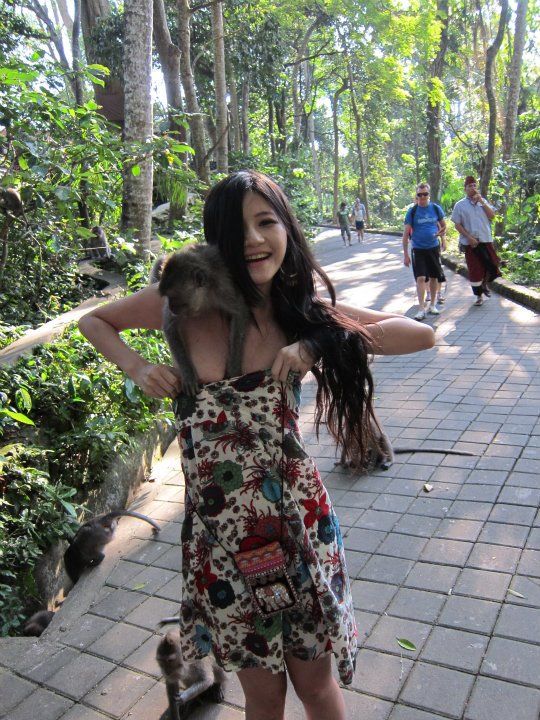 Monkeys Like the Girl (5 pics)