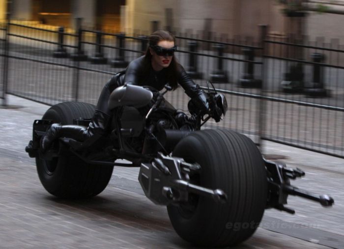 Photos from the Set of The Dark Knight Rises (27 pics)