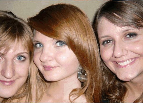 Girl with Consistent Smile (13 pics + 1 gif)