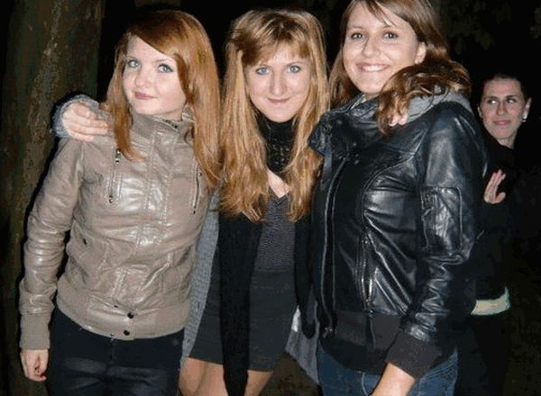 Girl with Consistent Smile (13 pics + 1 gif)