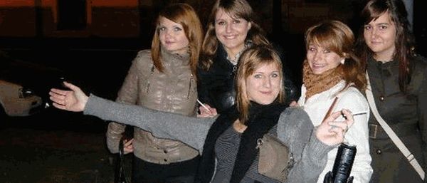Girl with Consistent Smile (13 pics + 1 gif)