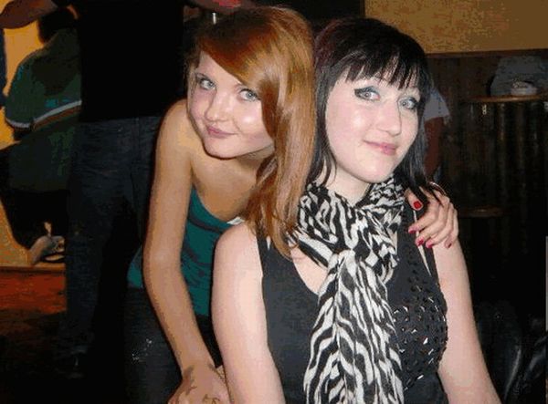 Girl with Consistent Smile (13 pics + 1 gif)