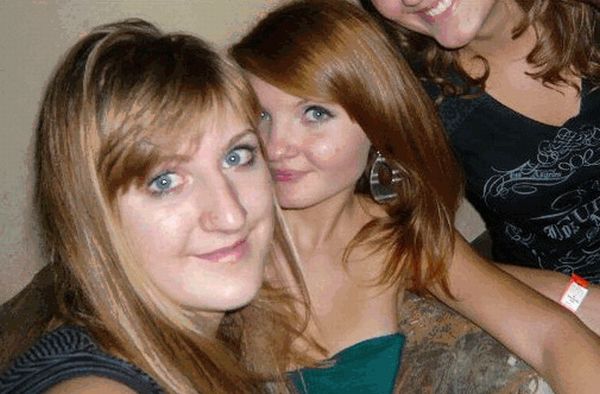 Girl with Consistent Smile (13 pics + 1 gif)