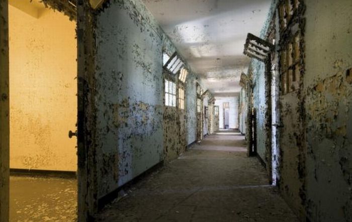 Inside New Jersey's Abandoned Mental Asylum (16 pics)