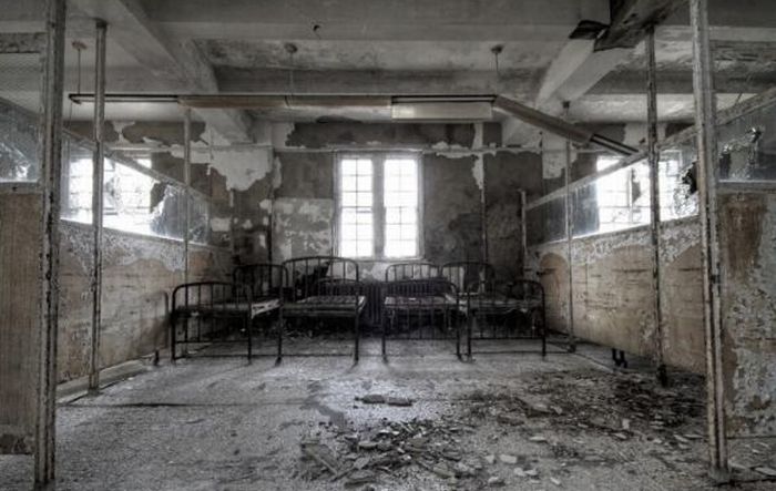 Inside New Jersey's Abandoned Mental Asylum (16 pics)