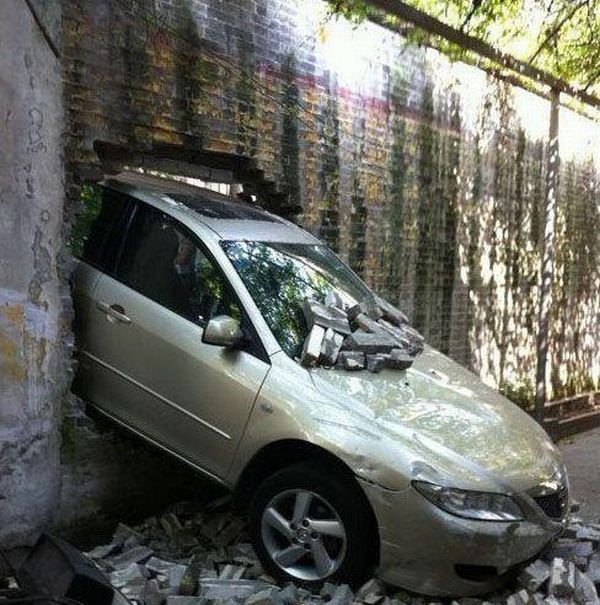 Car vs Wall (6 pics)