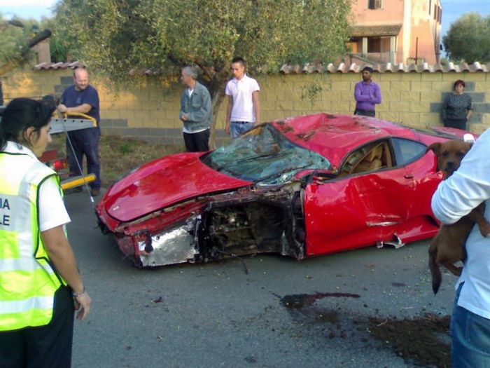 Crashed Ferrari F430 (13 pics + video)