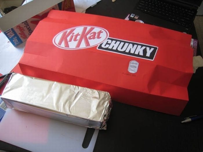 The Making of a Huge Kit Kat (10 pics)