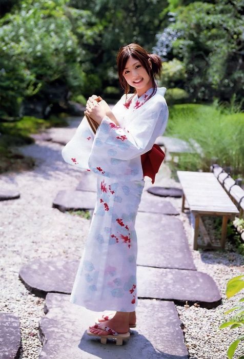 Japanese Girls in Kimono (24 pics)