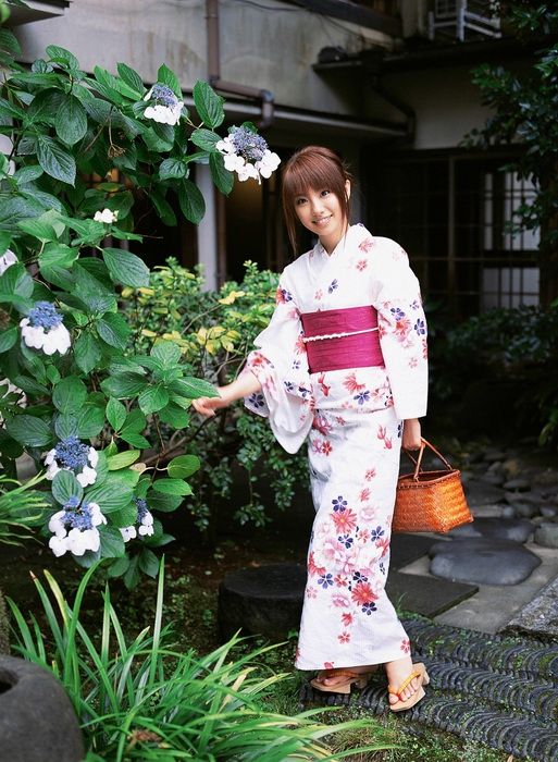 Japanese Girls in Kimono (24 pics)