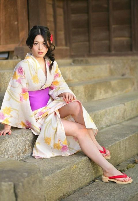 Japanese Girls in Kimono (24 pics)