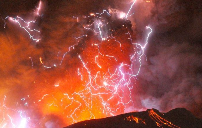 Volcano Lightning (15 pics)