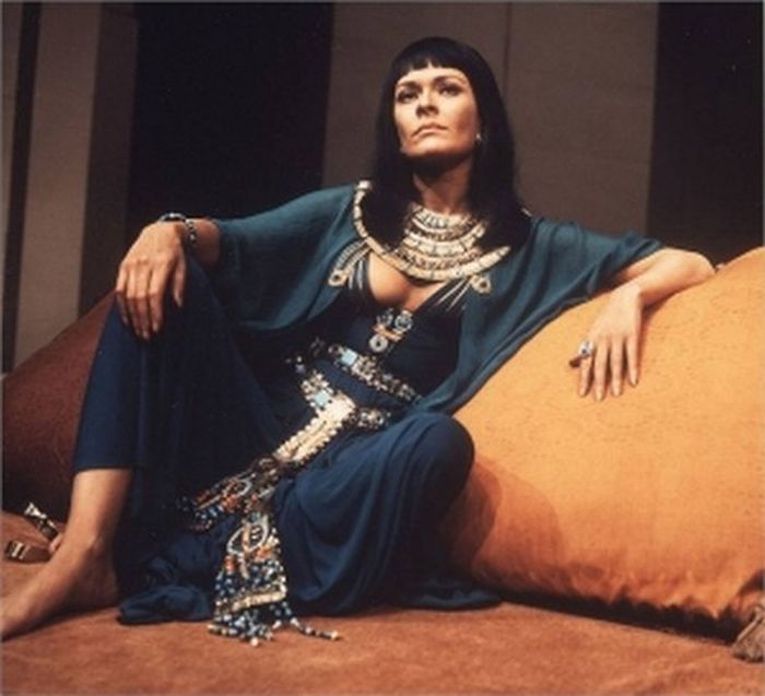 Women Who Played Cleopatra (14 pics)