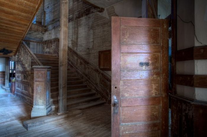Abandoned High School in Goldfield, Nevada (20 pics)