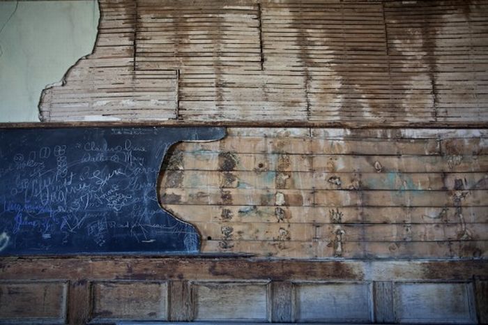 Abandoned High School in Goldfield, Nevada (20 pics)