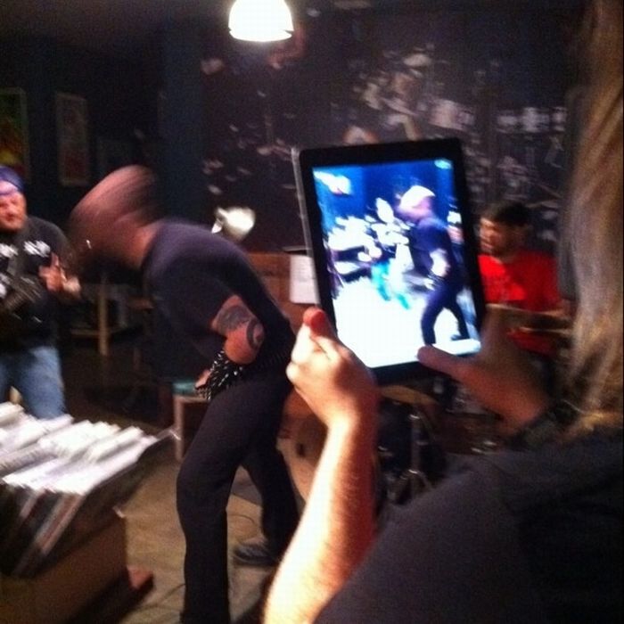 Never Take Pictures With An iPad (21 pics) Never Take Pictures With An iPad (21 pics)