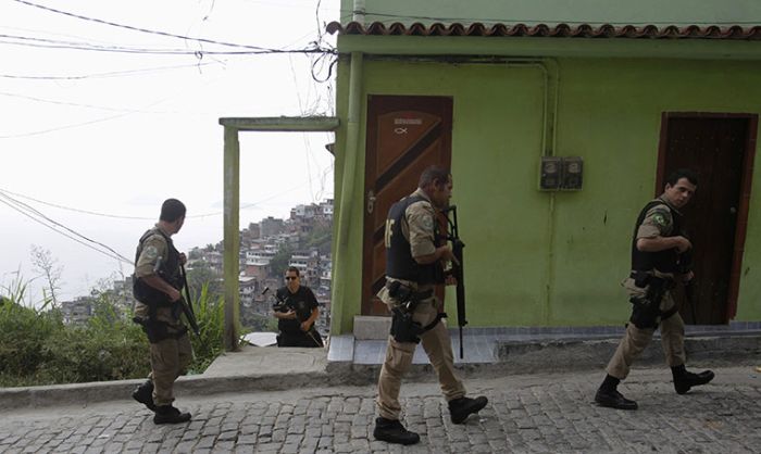 Brazilian Police vs Drug Traffickers. Part 2 (12 pics)