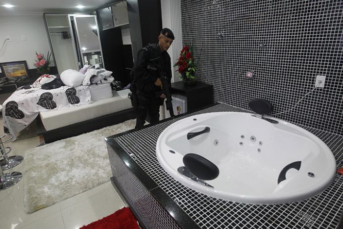 Brazilian Police vs Drug Traffickers. Part 2 (12 pics)