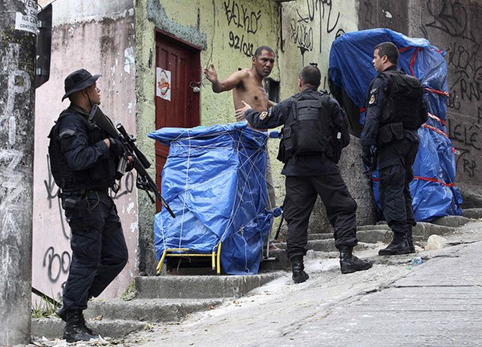 Brazilian Police vs Drug Traffickers. Part 2 (12 pics)