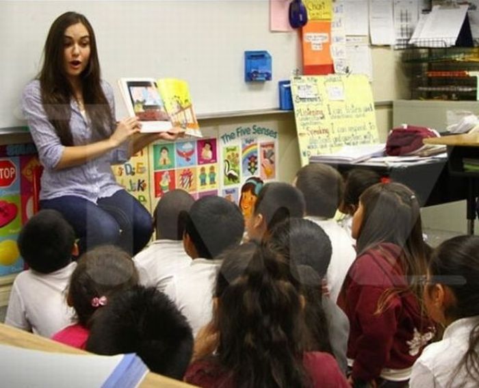 Sasha Grey at Emerson Elementary School (10 pics)