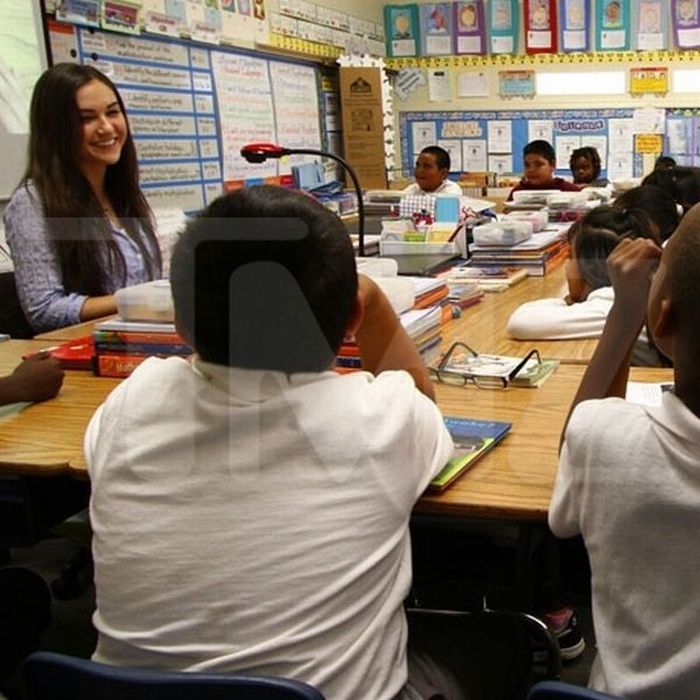 Sasha Grey at Emerson Elementary School (10 pics)