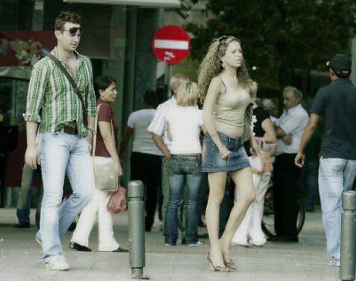 Men Caught Staring (43 pics + 1 gif)