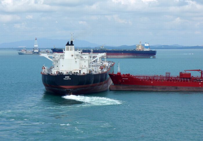 Tankers Almost Collided in Singapore (4 pics)