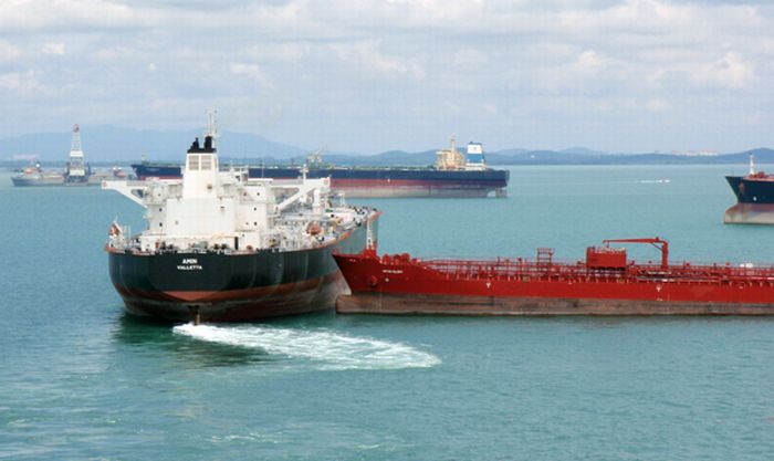 Tankers Almost Collided in Singapore (4 pics)