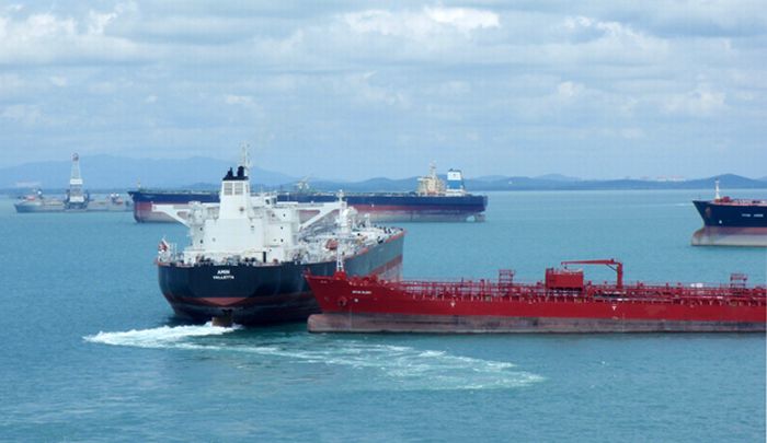 Tankers Almost Collided in Singapore (4 pics)