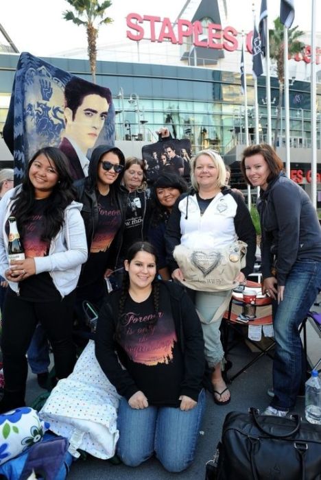 Twilight Fans Waiting for "The Twilight Saga: Breaking Dawn - Part 1" Premiere (25 pics)