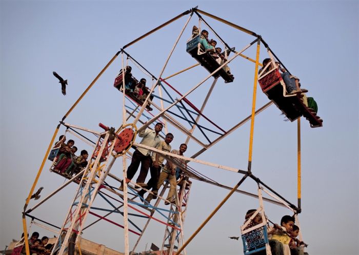 Man-Powered Merry-Go-Round in India (4 pics)