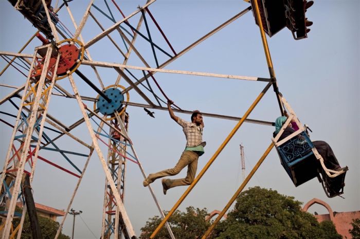 Man-Powered Merry-Go-Round in India (4 pics)