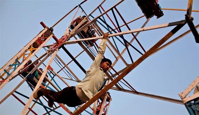 Man-Powered Merry-Go-Round in India (4 pics)