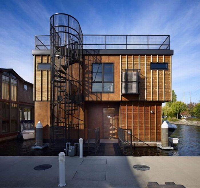 House on the Water (10 pics)
